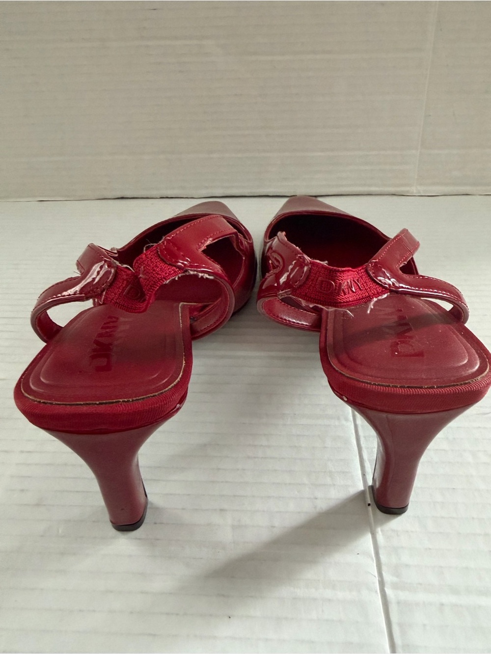 DKNY Women's Carson Pointed-Toe Slingback Pumps Ruby Red patent Heels Size 9.5 - Picture 3 of 6